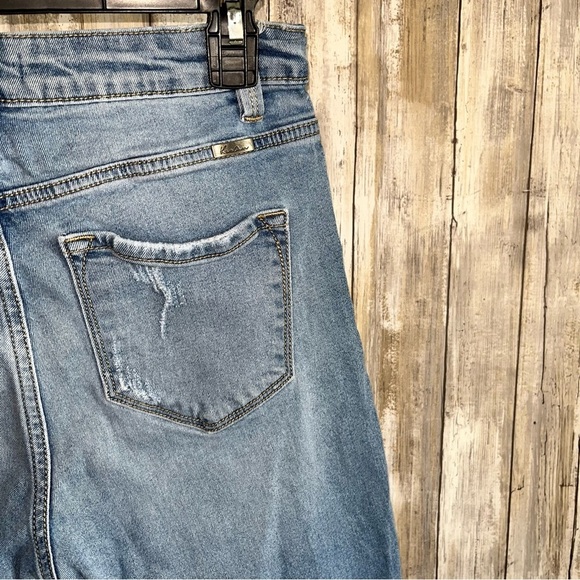 Kancan Estilo Button High Rise Distressed Fray Bottom Jeans - Picture 5 of 7